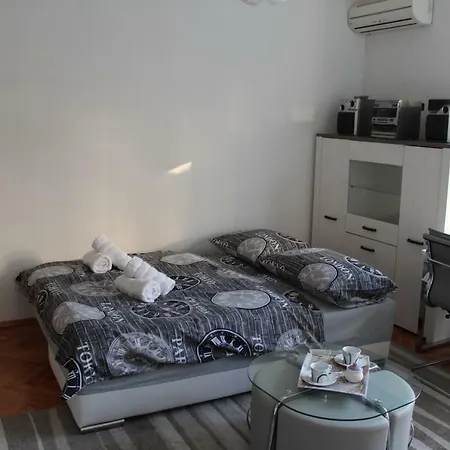 Cozy Mihaela With Balcony, Near Park Marjan & Old Town - Quiet Neighborhood Lejlighed *